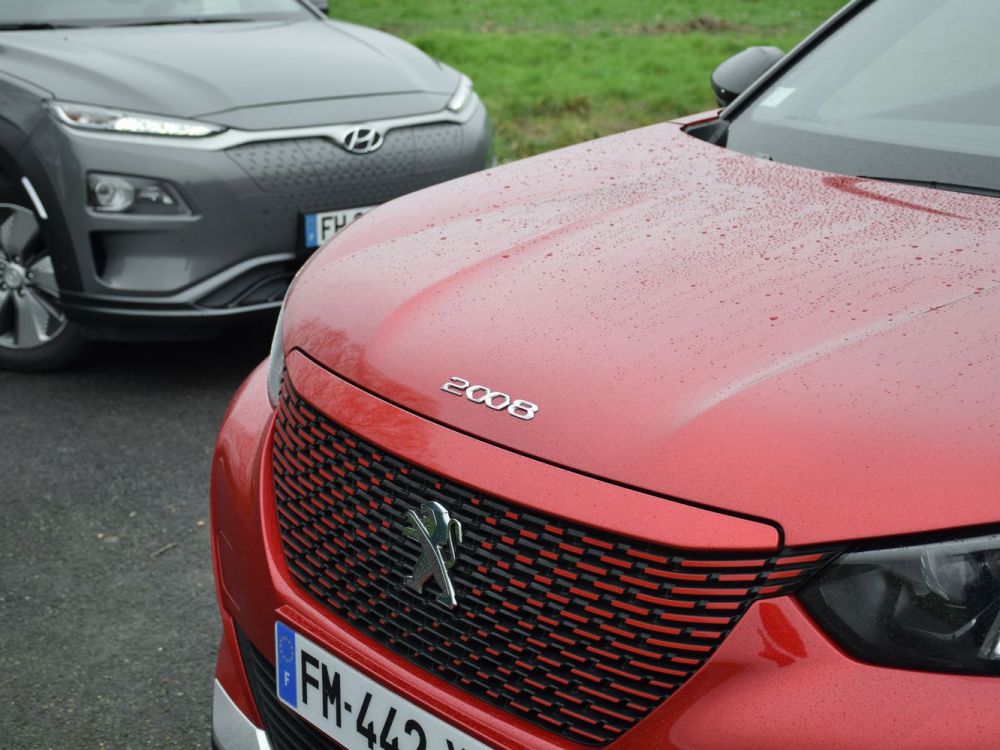 En images : Peugeot e-2008 et Hyundai Kona electric