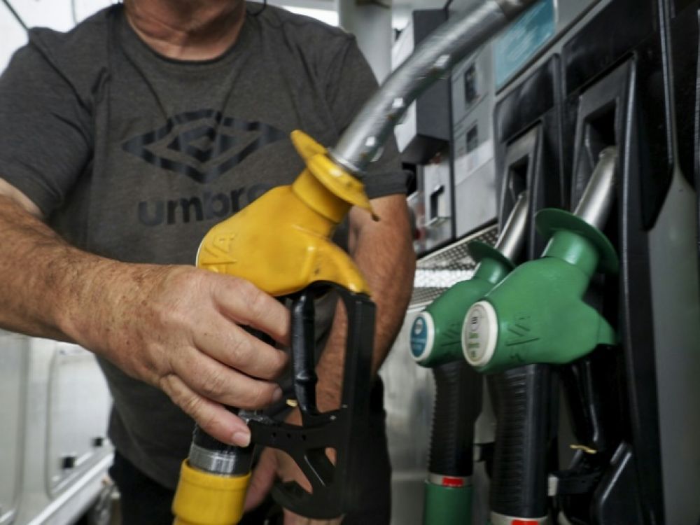 Pourquoi les prix des carburants baissent moins vite en France