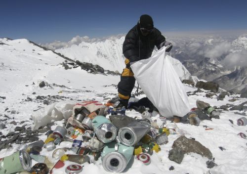 En revenant de l'Everest, les alpinistes devront prendre 8 kg de déchets