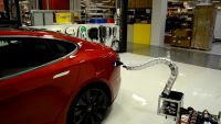 Un robot chargeur de voiture électrique chez Tesla Motors