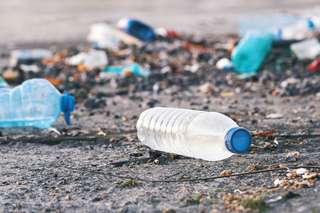 Déchets plastiques : de grandes multinationales pointées du doigt par une coalition mondiale d’ONG