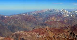 La hauteur des récifs montagneux est-elle influencée par l’érosion ou la tectonique des plaques ?