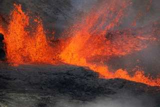 Le volcan le Piton de la Fournaise à La Réunion s’est réveillé cette nuit