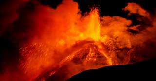 La récente éruption dantesque de l'Etna en vidéo