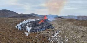 Volcan en Islande : des images toujours plus spectaculaires et une éruption fissurale
