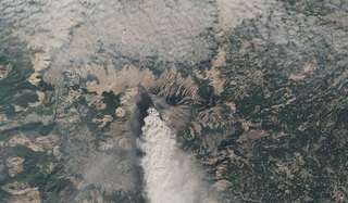 Le plus grand volcan du Japon, l'Aso, crache des nuées ardentes mortelles