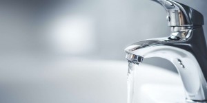 Et si l’eau du robinet nous protégeait des microplastiques ?
