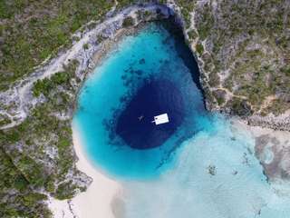 Comment expliquer l'existence de ces trous dans les abysses aux Bahamas ?