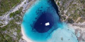 Comment expliquer l'existence de ces trous dans les abysses aux Bahamas ?