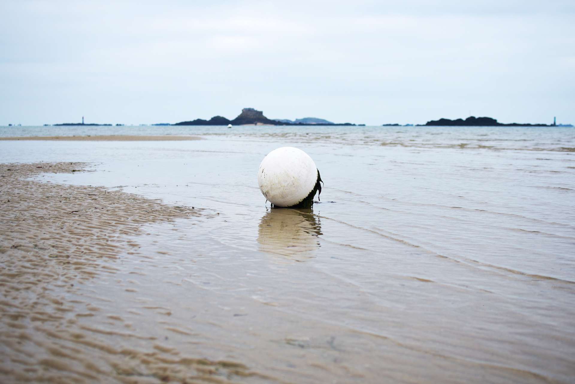Cette mystérieuse sphère échouée sur une plage au Japon enflamme Internet