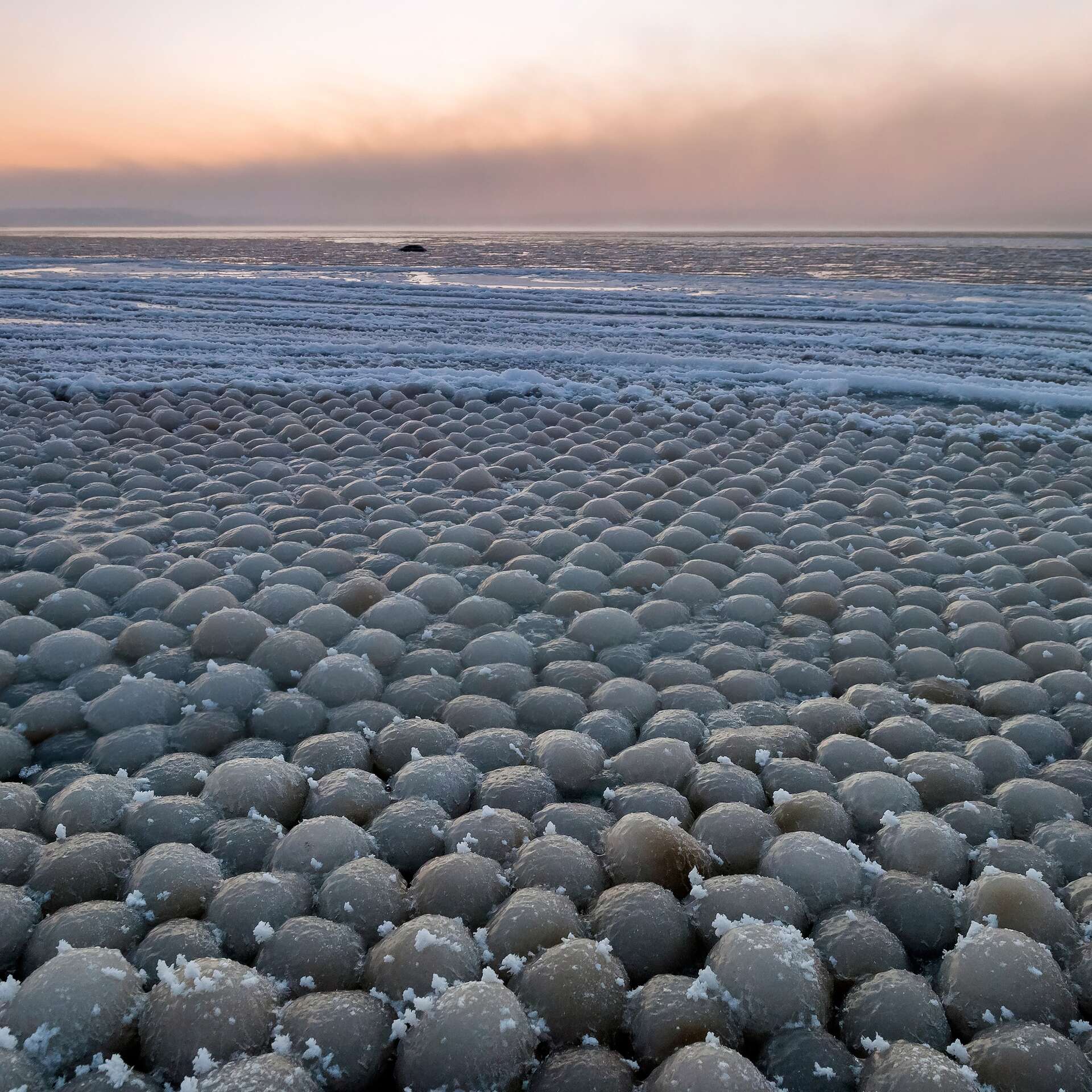 Phénomène météo extraordinaire : les boules de glace géantes
