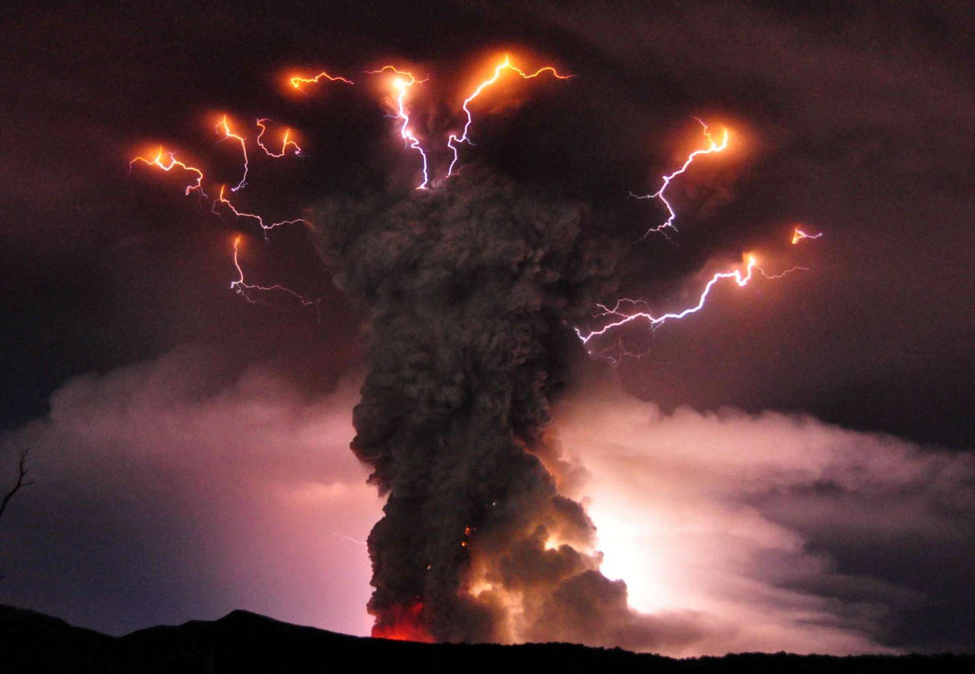 Énorme et spectaculaire explosion du volcan Shiveluch en Sibérie avec une immense colonne de cendres