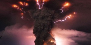 Énorme et spectaculaire explosion du volcan Shiveluch en Sibérie avec une immense colonne de cendres
