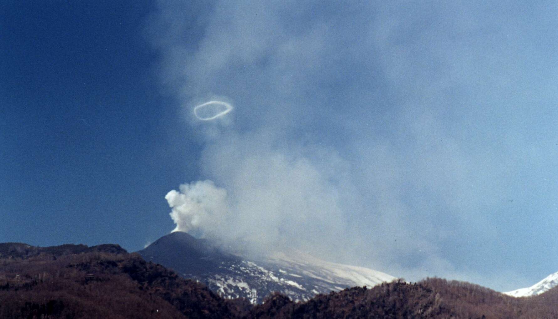 Comment les volcans font-ils ces ronds de fumée géants ?