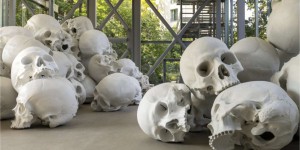 Art et sciences : les crânes géants de Ron Mueck vus par un paléoanthropologue