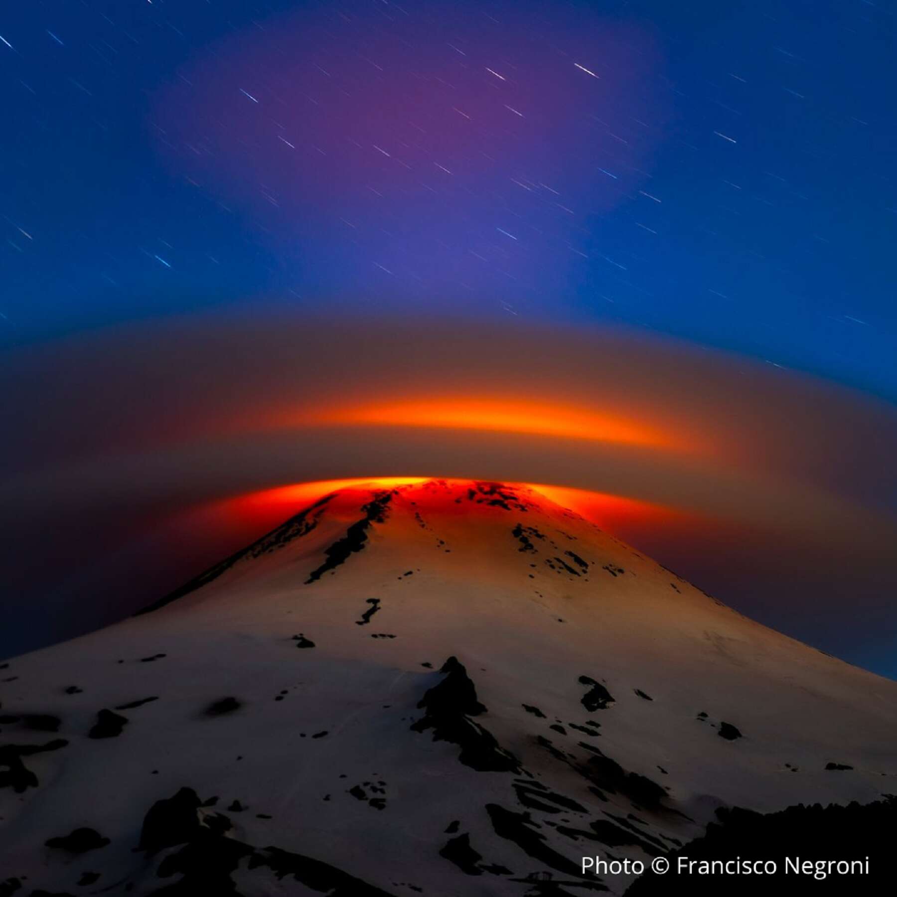 Magnifique : un étonnant nuage lenticulaire au-dessus d’un volcan en activité !