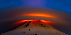 Cette photo d’un nuage lenticulaire au-dessus d’un volcan actif semble irréelle