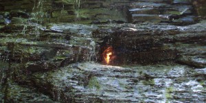 Cette mystérieuse flamme éternelle qui brûle derrière une cascade en forêt est devenue virale !