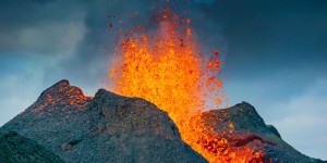 Nouvelle éruption en Islande : la lave coule dans la ville de Grindavik !