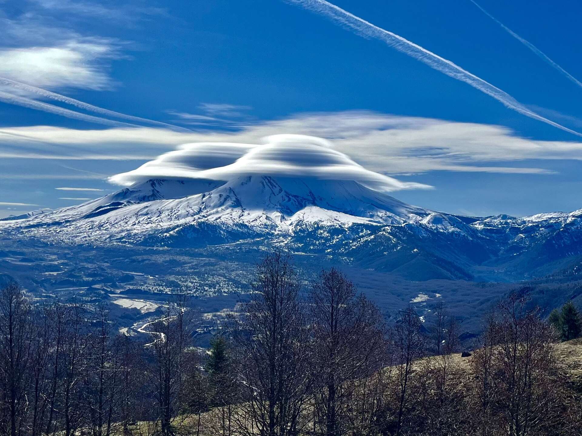 Spectaculaire : deux ovnis nuageux au-dessus d'un volcan américain