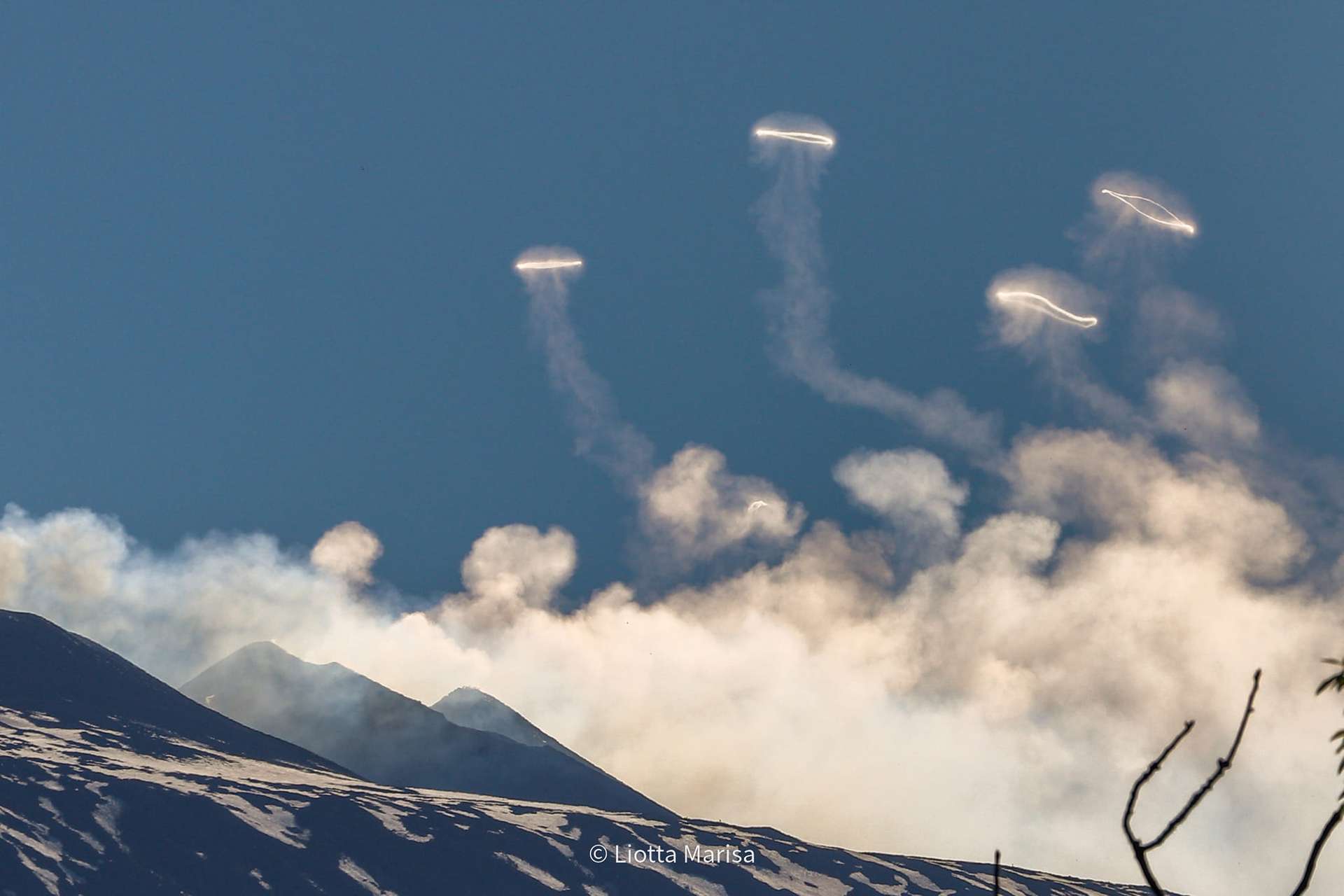 De spectaculaires ronds de fumée jaillissent de l’Etna !