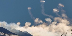 De spectaculaires ronds de fumée jaillissent de l’Etna !