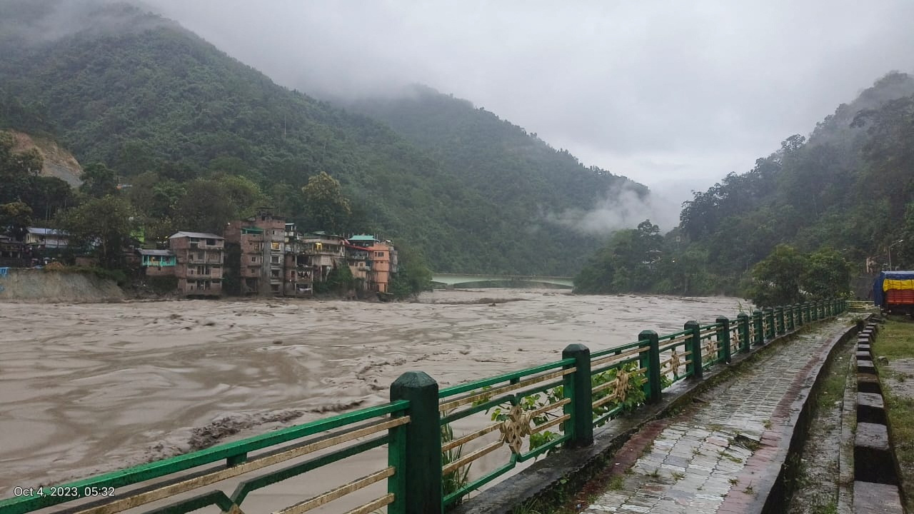 L’Himalaya en péril : au moins 14 morts et 102 disparus après le débordement des lacs glaciaires en Inde