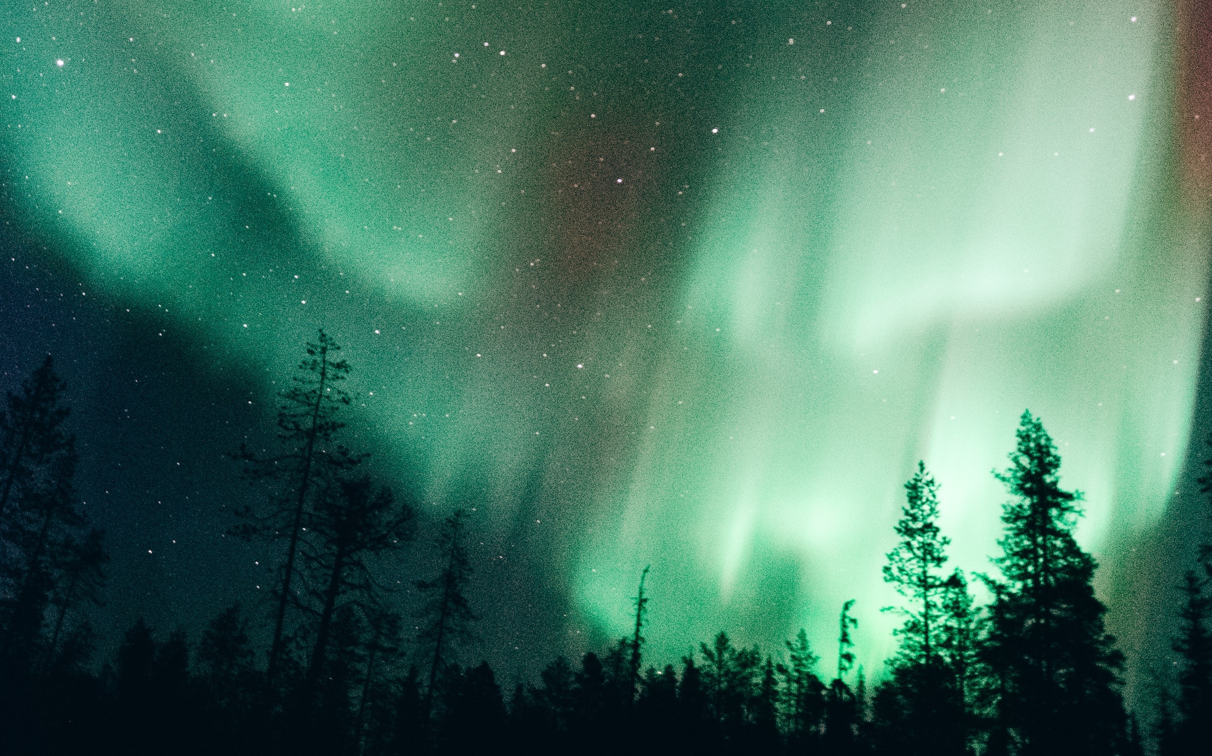 En Alaska, une aurore boréale artificielle illumine le ciel de rouge et de vert