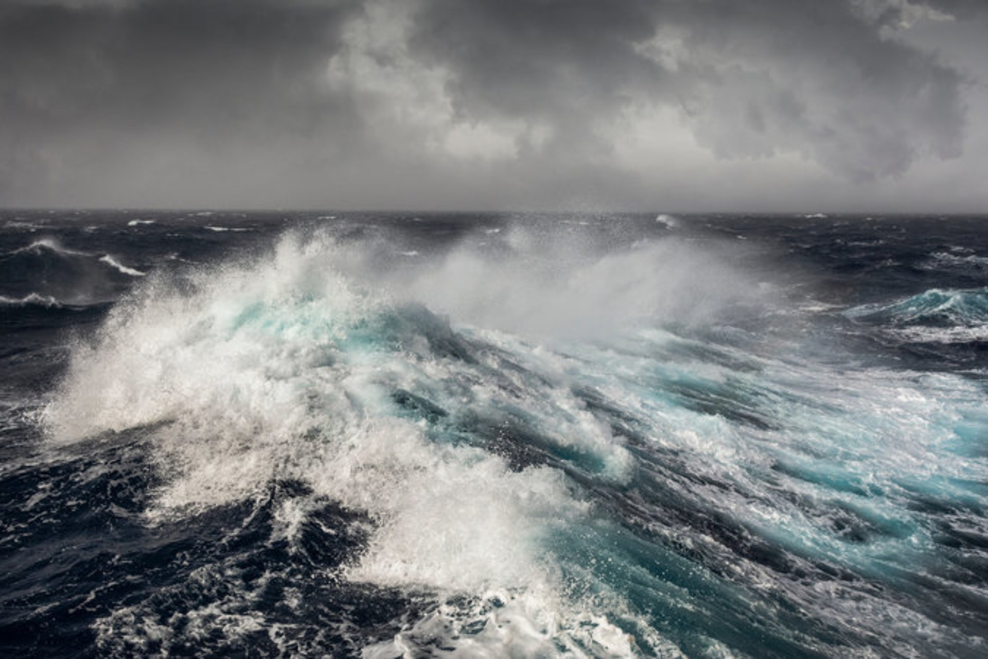 La montée en puissance des vagues océaniques : une facette sismique inattendue du réchauffement climatique