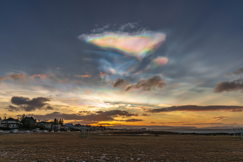 Que sont ces “nuages arc-en-ciel” qui illuminent l’Arctique depuis 3 jours ?