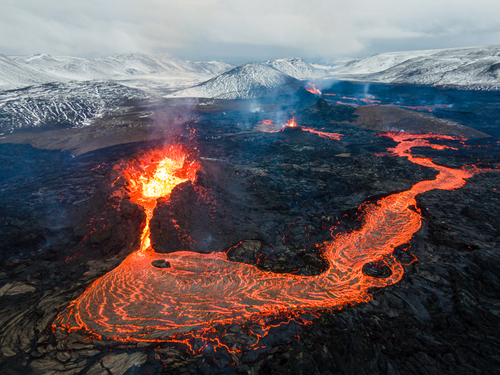 Eruption volcanique en Islande : la lave au milieux des habitations (VIDEO)