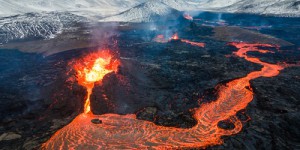 Eruption volcanique en Islande : la lave au milieux des habitations (VIDEO)
