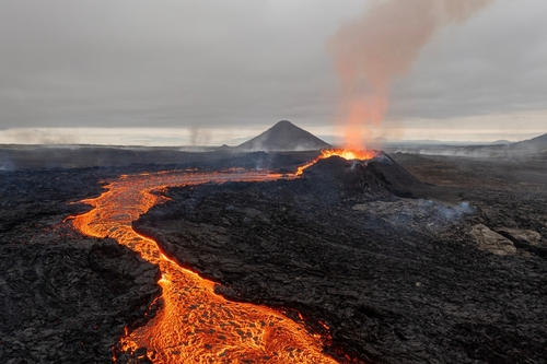Islande : Une nouvelle éruption volcanique aux abords de Grindavik pourrait survenir dans les “prochains jours ou semaines”, selon les autorités