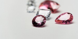 Quelles sont les propriétés et les caractéristiques des pierres précieuses roses ?