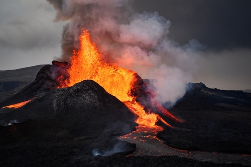 Éruption en cours en Islande : la ville de Grindavik menacée, les images spectaculaires de la coulée de lave