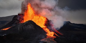 Éruption en cours en Islande : la ville de Grindavik menacée, les images spectaculaires de la coulée de lave