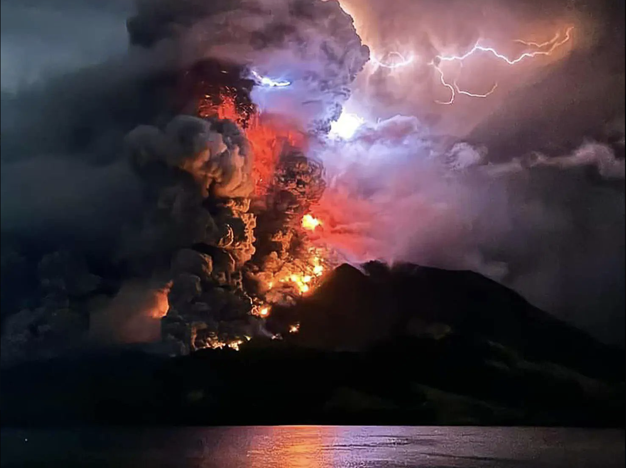 Indonésie : l’éruption massive et spectaculaire du volcan Ruang et menace d’un tsunami (IMAGES ET VIDEO)