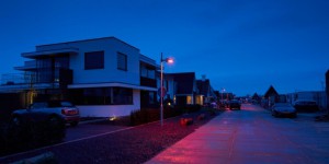 Lampadaires rouges dans des villes : la raison derrière ce projet urbain aux allures de séries d’horreur