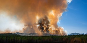 “Les feux sont tout autour de nous” : au Canada, des milliers de personnes évacuées à cause des incendies