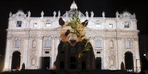 Au Vatican, la Basilique Saint-Pierre s'habille aux couleurs de la COP21