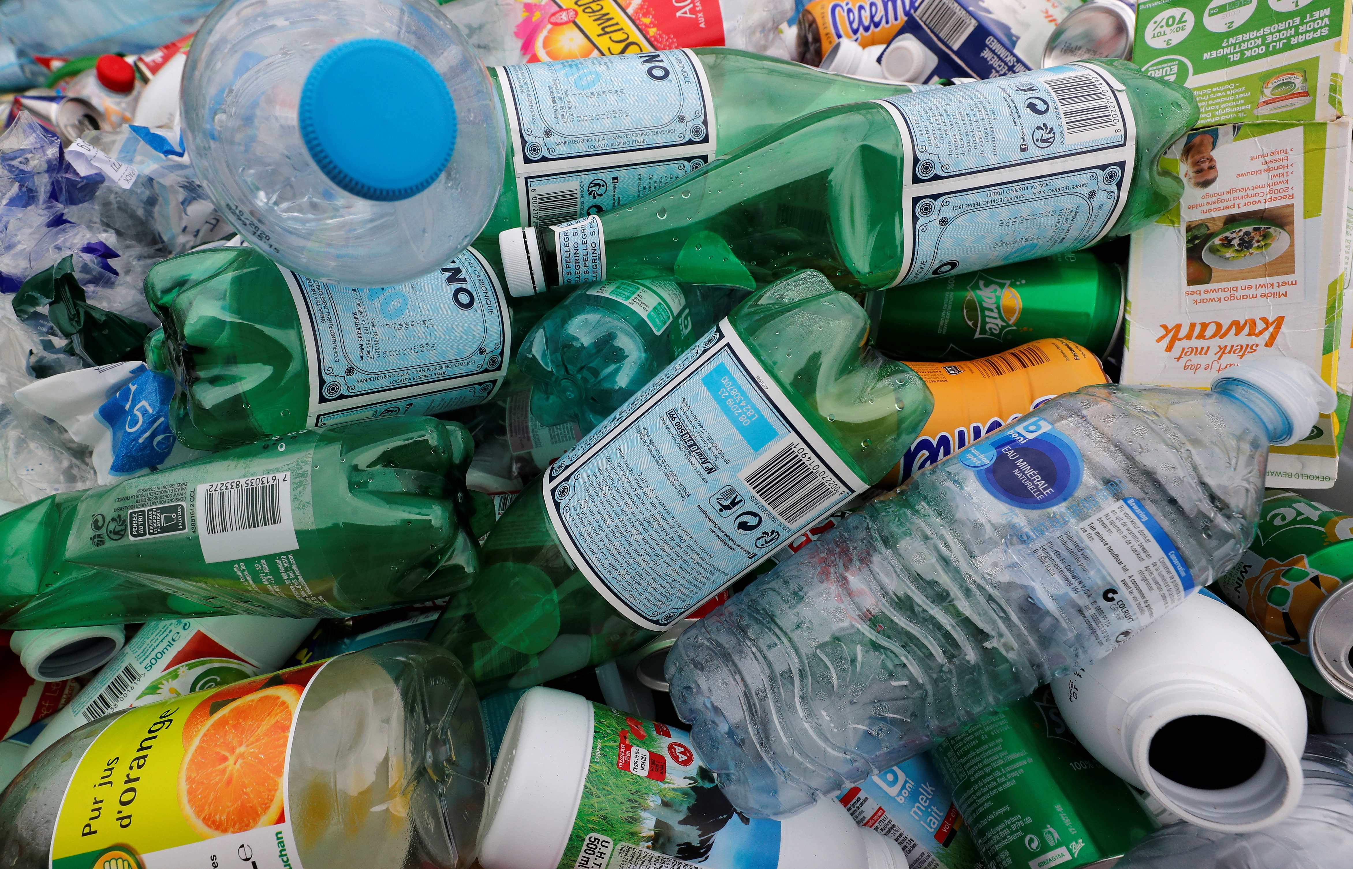 En France, le sort des bouteilles en plastique divise
