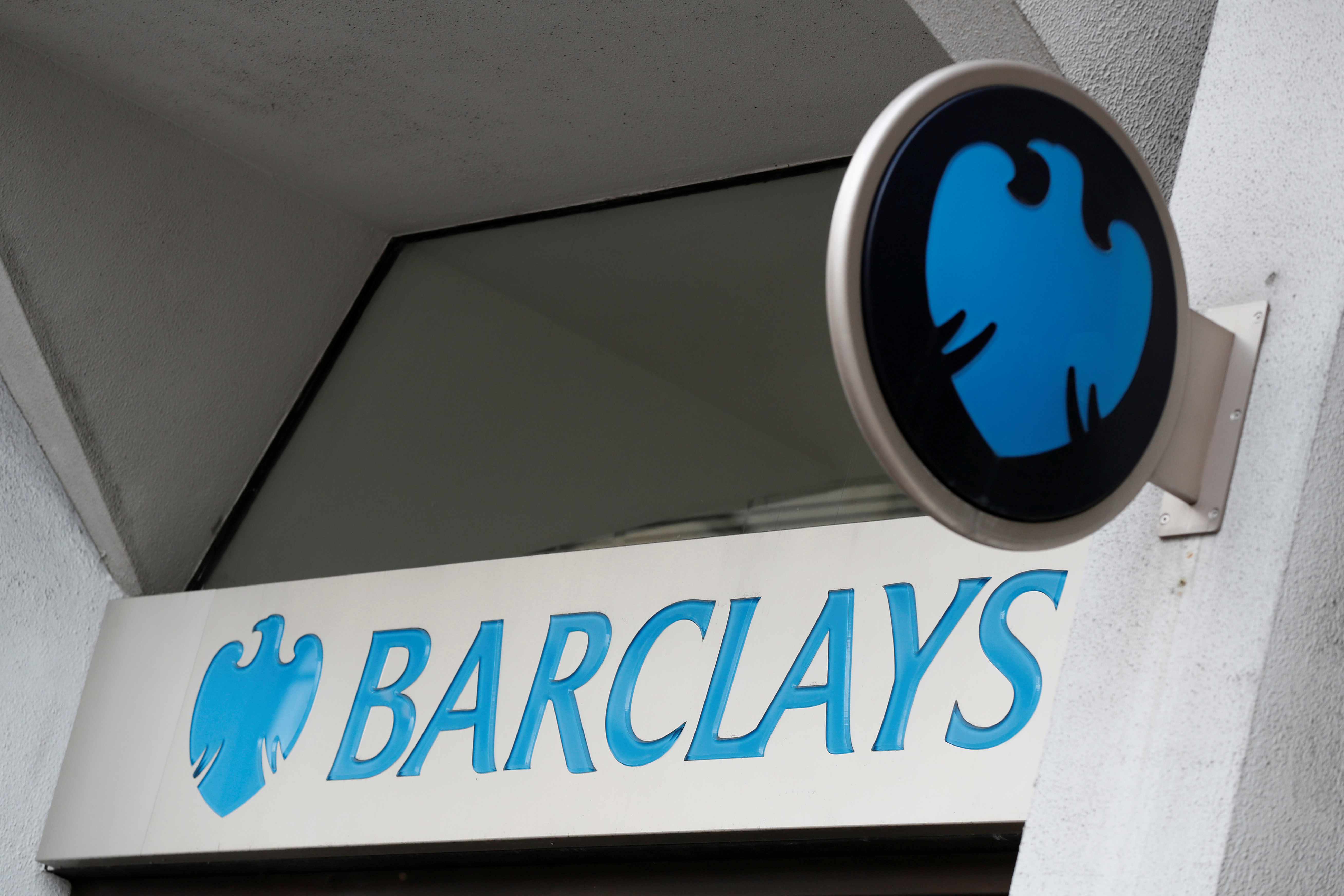 Sous la pression d'actionnaires, la banque Barclays promet de protéger le climat