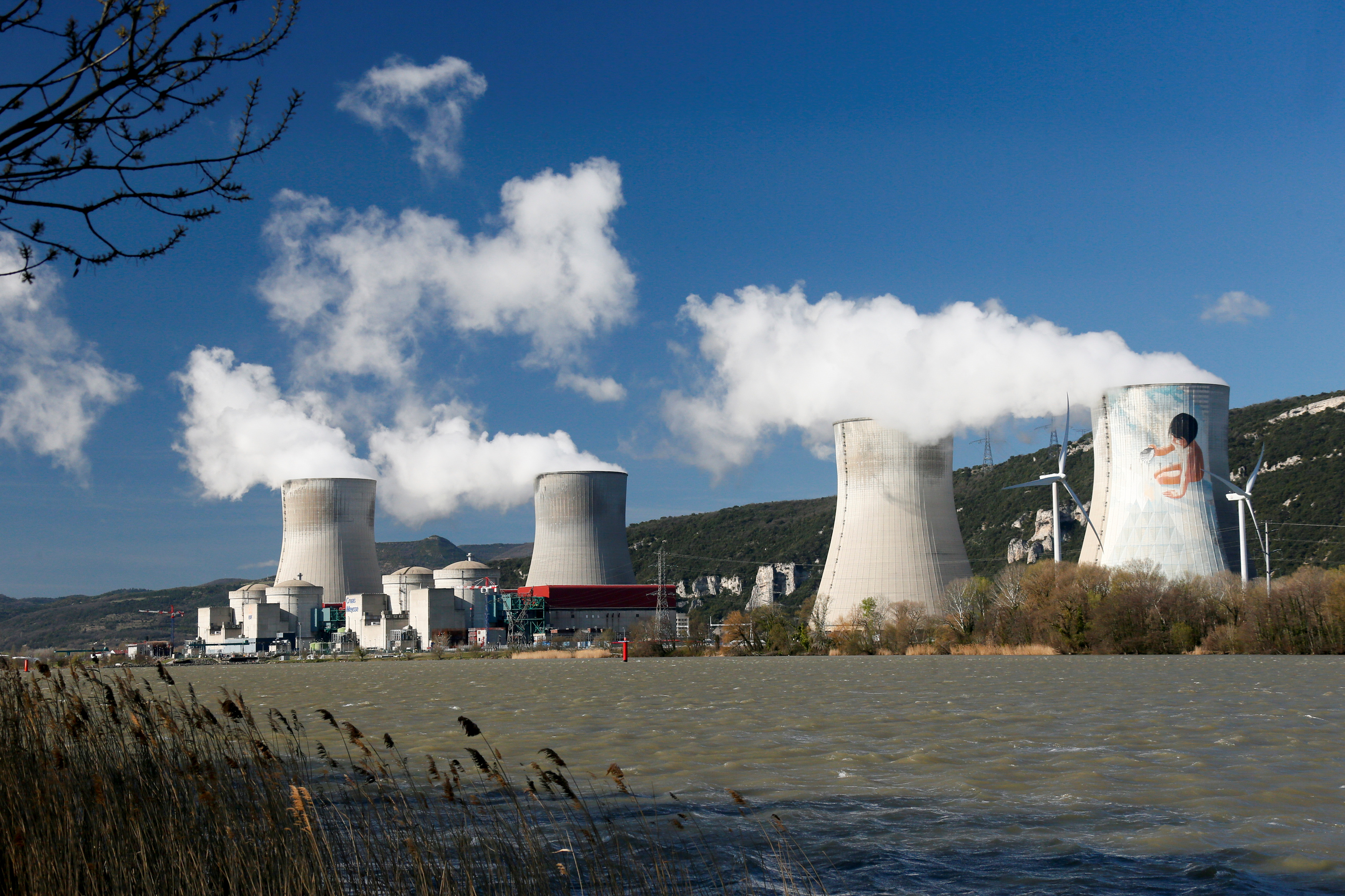 Face à l’explosion des cours, EDF doit-il fournir plus d’électricité à tarif régulé ?