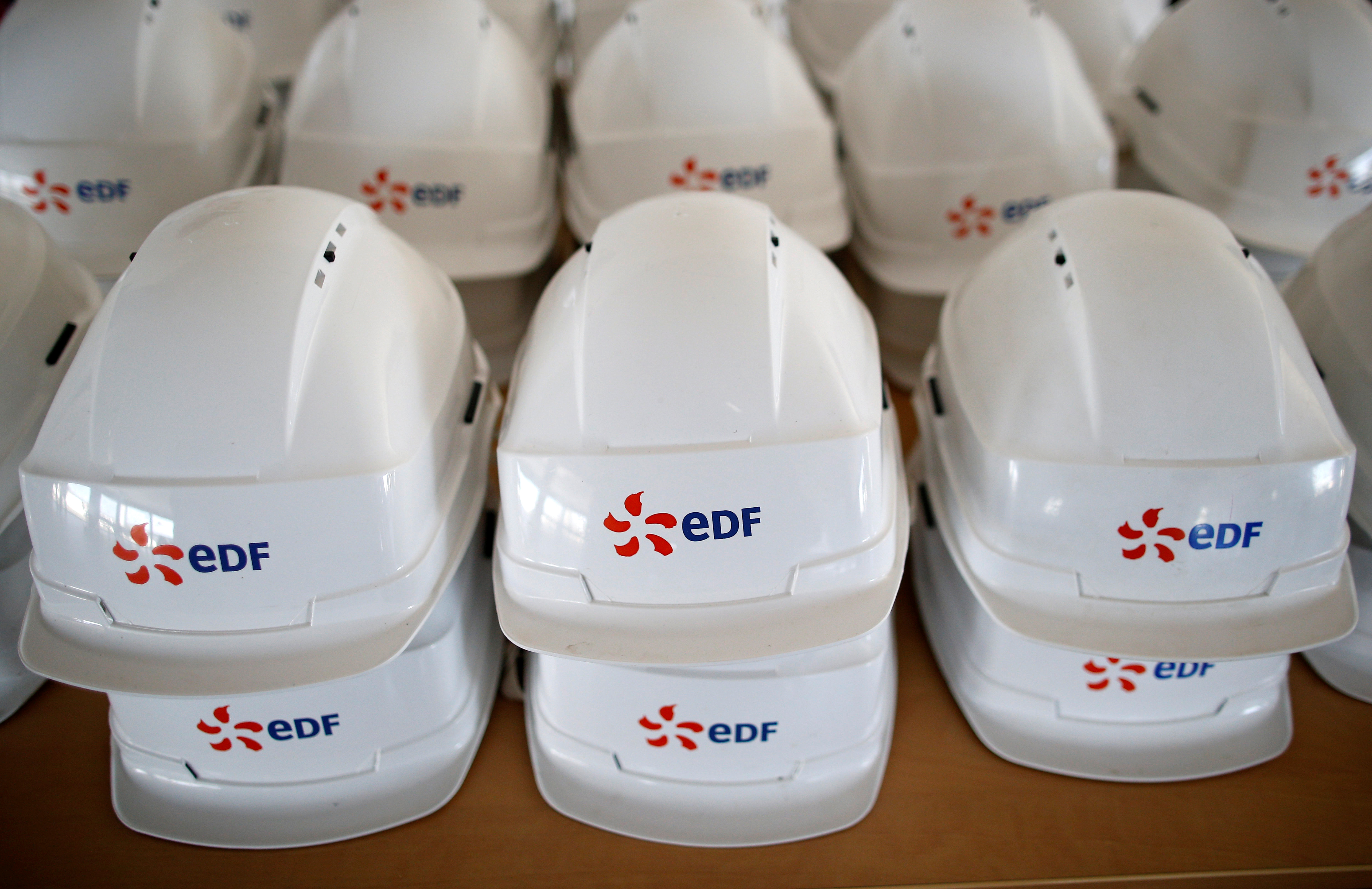 Les syndicats d'EDF, 'scandalisés', exigent une compensation de l'Etat