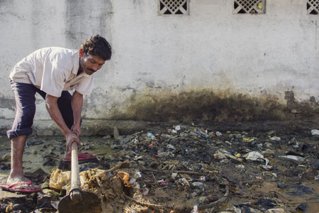 En Inde, la corvée sans fin des travailleurs de la merde