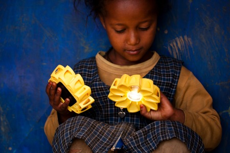 En Afrique, Little Sun fait entrer la lumière dans les foyers