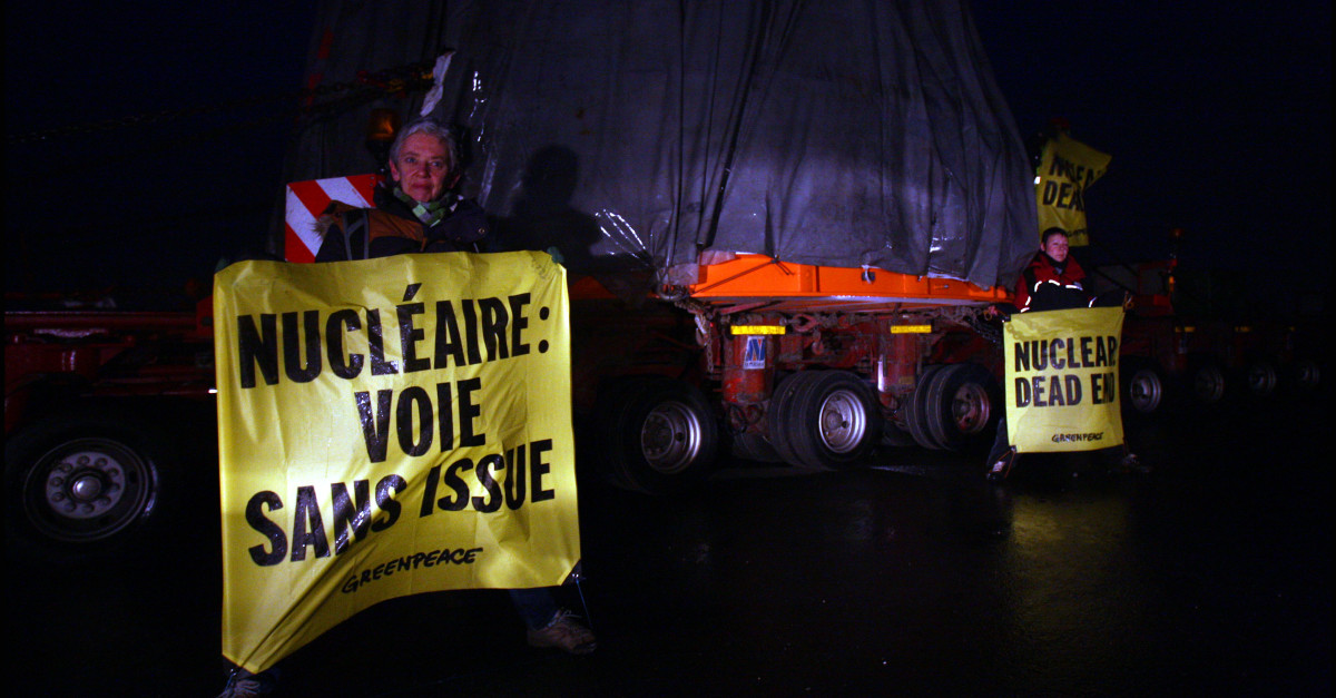 ACTION : blocage du convoi qui transporte un couvercle défectueux à Flamanville