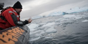 Javier Bardem plonge en Antarctique