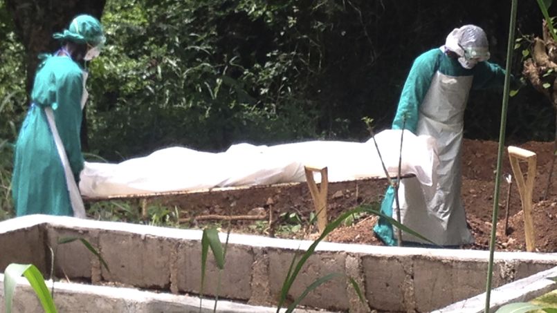 Enterrer les morts d'Ebola, une des tâches les plus difficiles