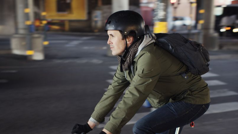 Le port du casque à vélo réduit bien les risques